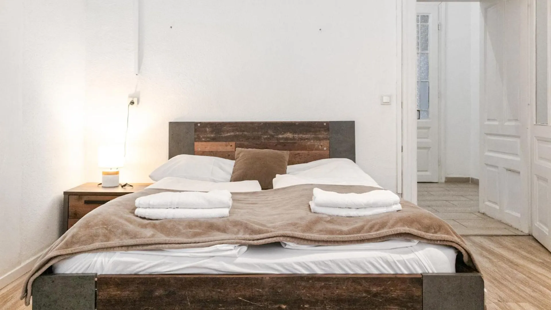Spacious 1Br Apt, Wifi & Tv, With A Great Location Bécs